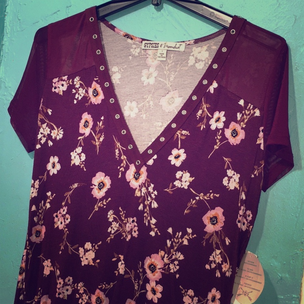 2/$20 Gypsies & Moondust Grommet V-Neck w/ Mesh Shoulder NWT
